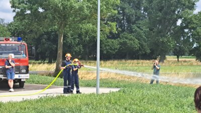Foto des Albums: Einweihung Feuerwehrgerätehaus und Fahrzeuge Porselen