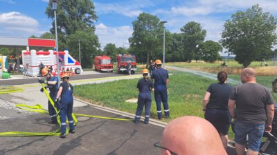 Foto des Albums: Einweihung Feuerwehrgerätehaus und Fahrzeuge Porselen