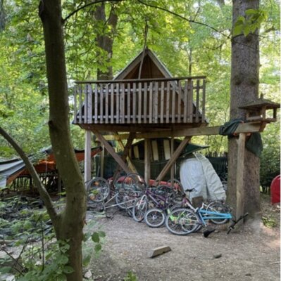 Baumhaus mit Fahrradwerkstatt  (Bild vergr&ouml;&szlig;ern)