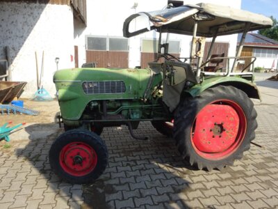 Beim Besuch auf einem Bauernhof konnten die Vorschulkinder einen Traktor bestaunen.  (Bild vergr&ouml;&szlig;ern)