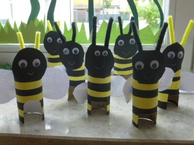 Wir haben Bienen zur Tischdeko gebastelt.  (Bild vergr&ouml;&szlig;ern)