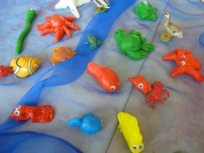 Das "Fr&ouml;schelied" hat die Kinder zum Formen von allerlei Tieren am Wasser inspiriert.  (Bild vergr&ouml;&szlig;ern)