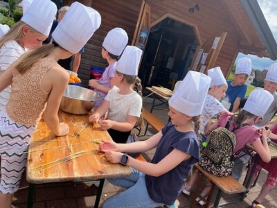 Foto des Albums: Besuch der 4c beim Backhausverein Langenbrand