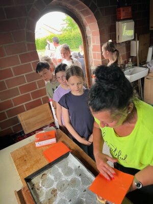 Foto des Albums: Besuch der 4c beim Backhausverein Langenbrand