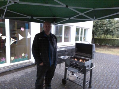 ... die Grillwürstchen sind soweit.  (Bild vergrößern)