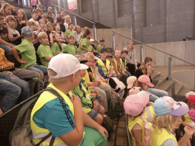 Das Theater war schon rappelvoll.  (Bild vergrößern)