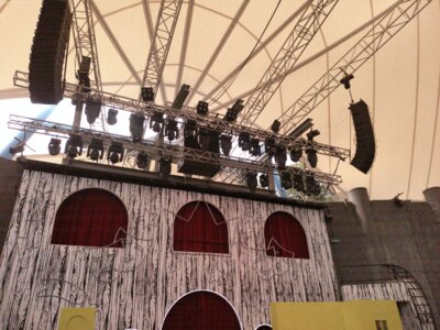 Die Licht- und Tontechnik war sehr beeindruckend.  (Bild vergrößern)