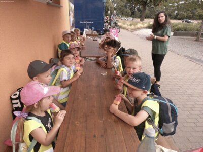 Kurzer Stopp am Eisladen.  (Bild vergrößern)