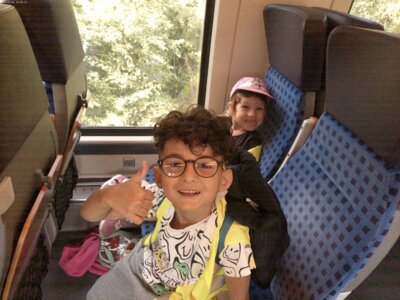 Alle glücklich, wir sitzen im Zug.  (Bild vergrößern)