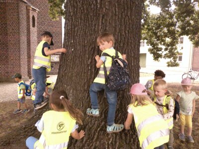 Wir warten mal wieder auf den Bus.  (Bild vergrößern)