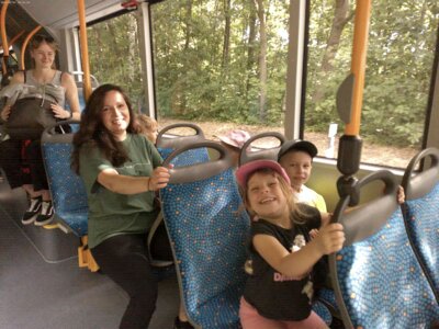 Eine Busfahrt die ist lustig...  (Bild vergrößern)