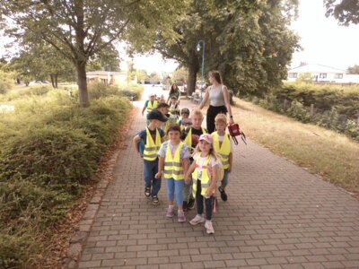 Auf den letzten Metern zum Theater.  (Bild vergrößern)