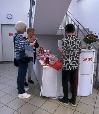 Info Tisch mit Besuchern  (Bild vergr&ouml;&szlig;ern)