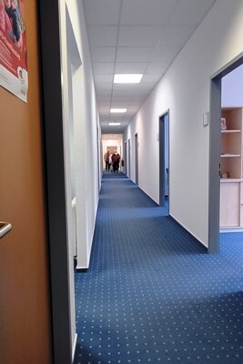 Flur mit offenen T&uuml;ren  (Bild vergr&ouml;&szlig;ern)