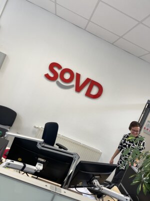 SoVD Empfangstresen mit Logo  (Bild vergr&ouml;&szlig;ern)