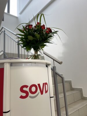 SoVD Stehpult mit Blumen  (Bild vergr&ouml;&szlig;ern)