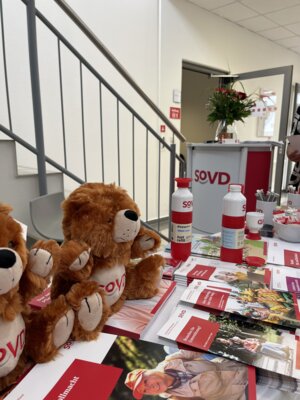 Info Tisch mit SoVD Artikeln  (Bild vergr&ouml;&szlig;ern)
