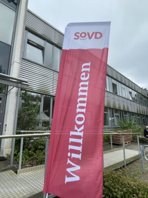 Willkommensfahne vor SoVD Geb&auml;ude  (Bild vergr&ouml;&szlig;ern)