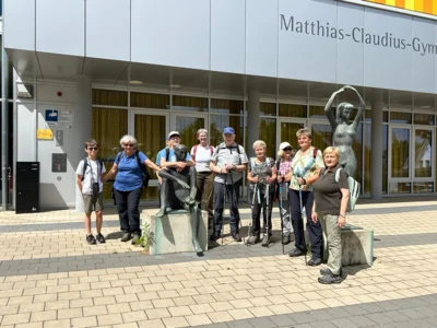 Bruno mit uns vor seiner Schule  (Bild vergr&ouml;&szlig;ern)