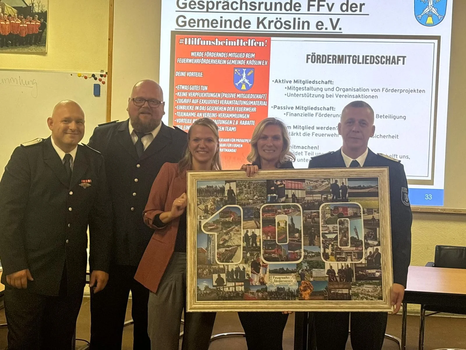 Bild: Übergabe der Fotocollage an die FF Kröslin