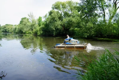 Langer Teich - Hier wird gereinigt  (Bild vergr&ouml;&szlig;ern)