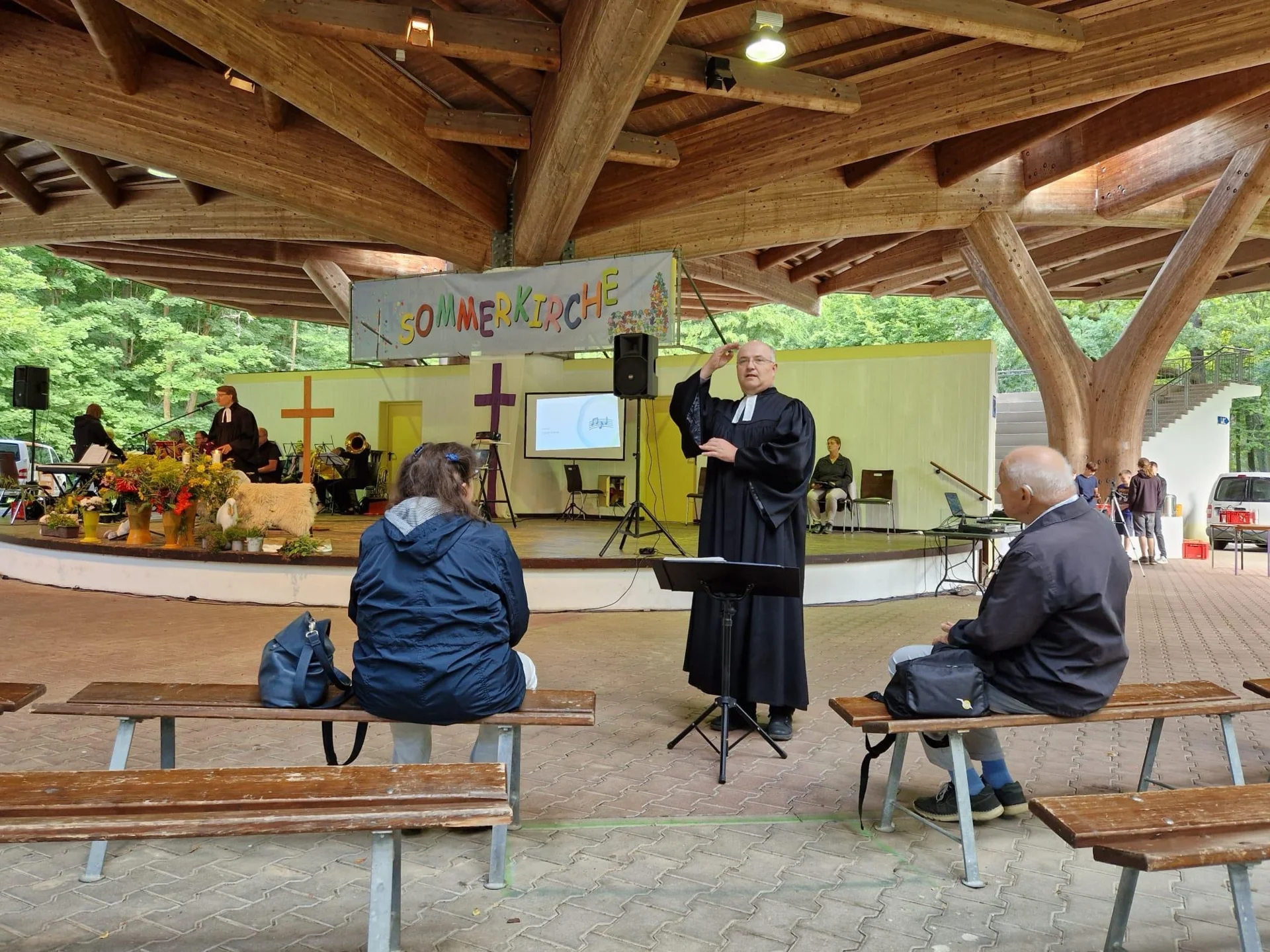 Bild: Sommerkirche mit Gebärdensprache