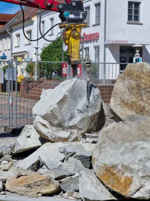 Foto des Albums: Der Brunnenfindling vor dem Rathaus musste abgebaut werden
