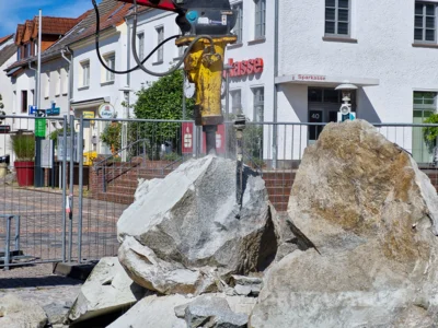 Foto des Albums: Der Brunnenfindling vor dem Rathaus musste abgebaut werden
