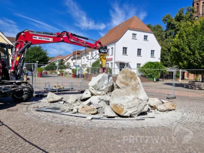 Foto des Albums: Der Brunnenfindling vor dem Rathaus musste abgebaut werden