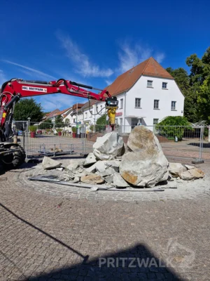 Foto des Albums: Der Brunnenfindling vor dem Rathaus musste abgebaut werden