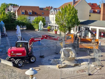 Foto des Albums: Der Brunnenfindling vor dem Rathaus musste abgebaut werden