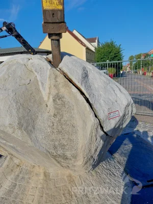 Foto des Albums: Der Brunnenfindling vor dem Rathaus musste abgebaut werden