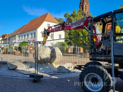 Foto des Albums: Der Brunnenfindling vor dem Rathaus musste abgebaut werden