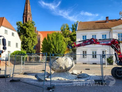 Foto des Albums: Der Brunnenfindling vor dem Rathaus musste abgebaut werden