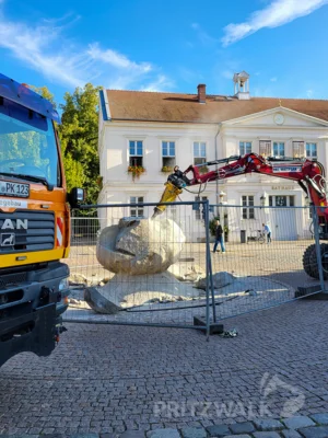 Foto des Albums: Der Brunnenfindling vor dem Rathaus musste abgebaut werden