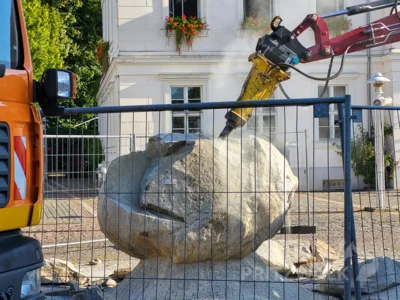 Foto des Albums: Der Brunnenfindling vor dem Rathaus musste abgebaut werden