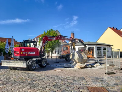 Foto des Albums: Der Brunnenfindling vor dem Rathaus musste abgebaut werden