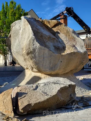 Foto des Albums: Der Brunnenfindling vor dem Rathaus musste abgebaut werden