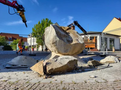 Foto des Albums: Der Brunnenfindling vor dem Rathaus musste abgebaut werden