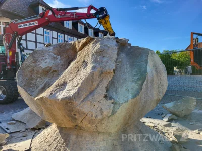 Foto des Albums: Der Brunnenfindling vor dem Rathaus musste abgebaut werden