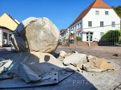 Foto des Albums: Der Brunnenfindling vor dem Rathaus musste abgebaut werden