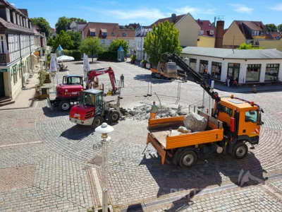 Foto des Albums: Der Brunnenfindling vor dem Rathaus musste abgebaut werden