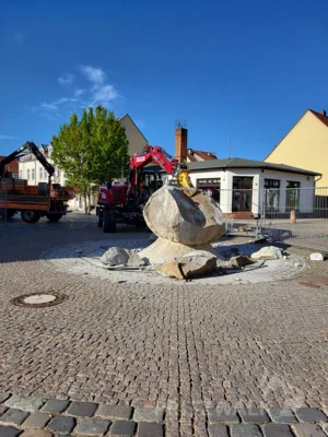 Foto des Albums: Der Brunnenfindling vor dem Rathaus musste abgebaut werden