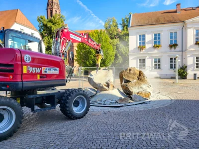 Foto des Albums: Der Brunnenfindling vor dem Rathaus musste abgebaut werden