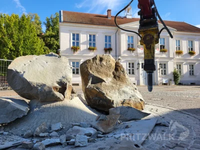 Foto des Albums: Der Brunnenfindling vor dem Rathaus musste abgebaut werden