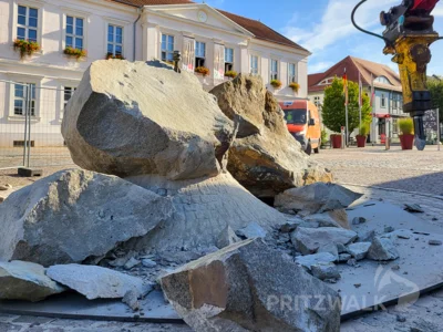 Foto des Albums: Der Brunnenfindling vor dem Rathaus musste abgebaut werden