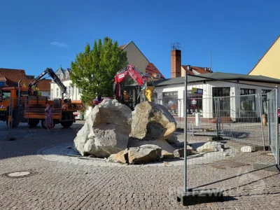 Foto des Albums: Der Brunnenfindling vor dem Rathaus musste abgebaut werden