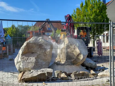 Foto des Albums: Der Brunnenfindling vor dem Rathaus musste abgebaut werden