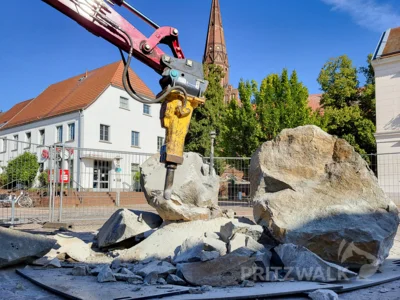 Foto des Albums: Der Brunnenfindling vor dem Rathaus musste abgebaut werden