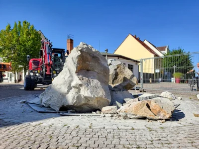 Foto des Albums: Der Brunnenfindling vor dem Rathaus musste abgebaut werden
